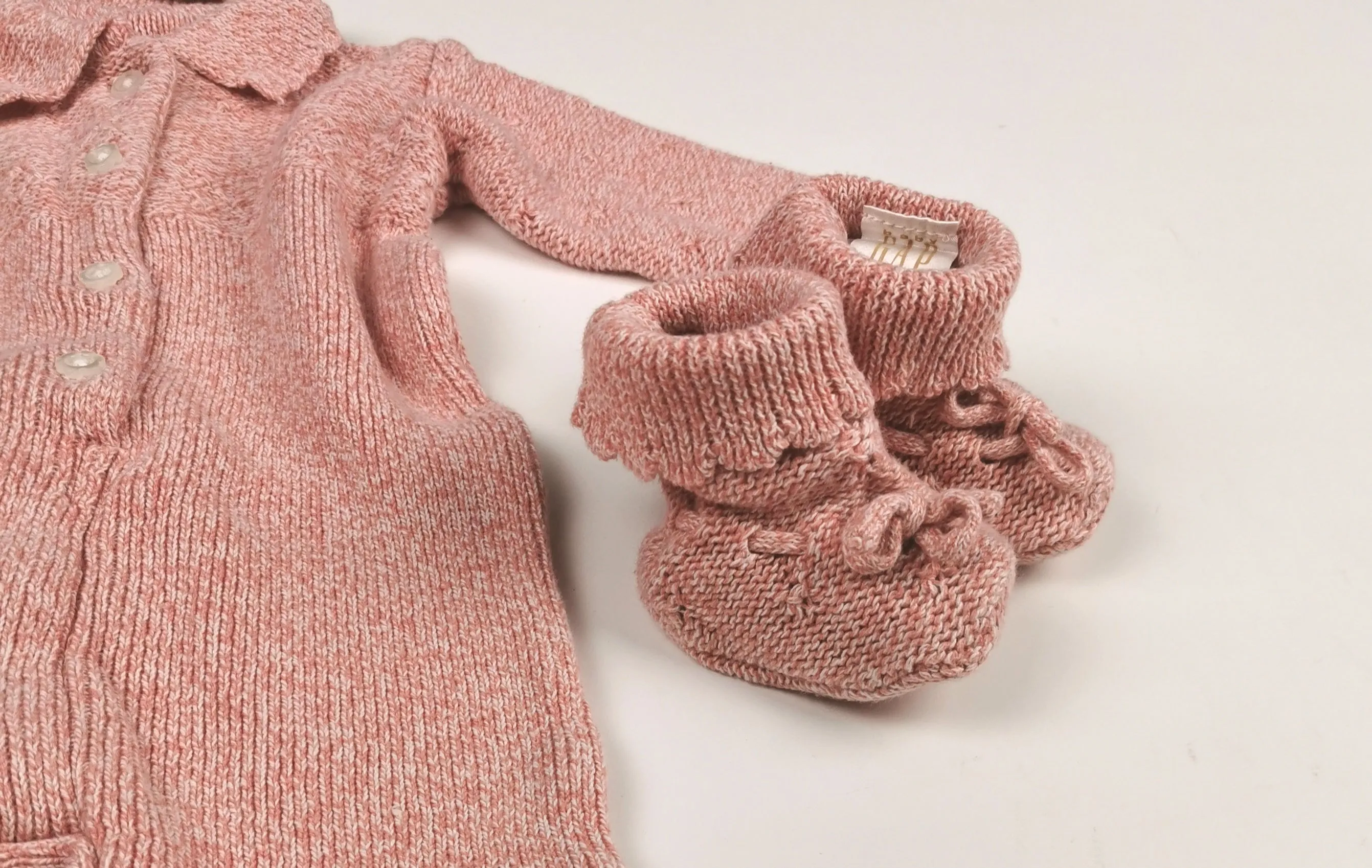 BABY GIRL SIZE 0/6 MONTHS - Baby GAP, 3 Piece Fall Outfit, Knit Romper With Matching Booties   Hat EUC B25
