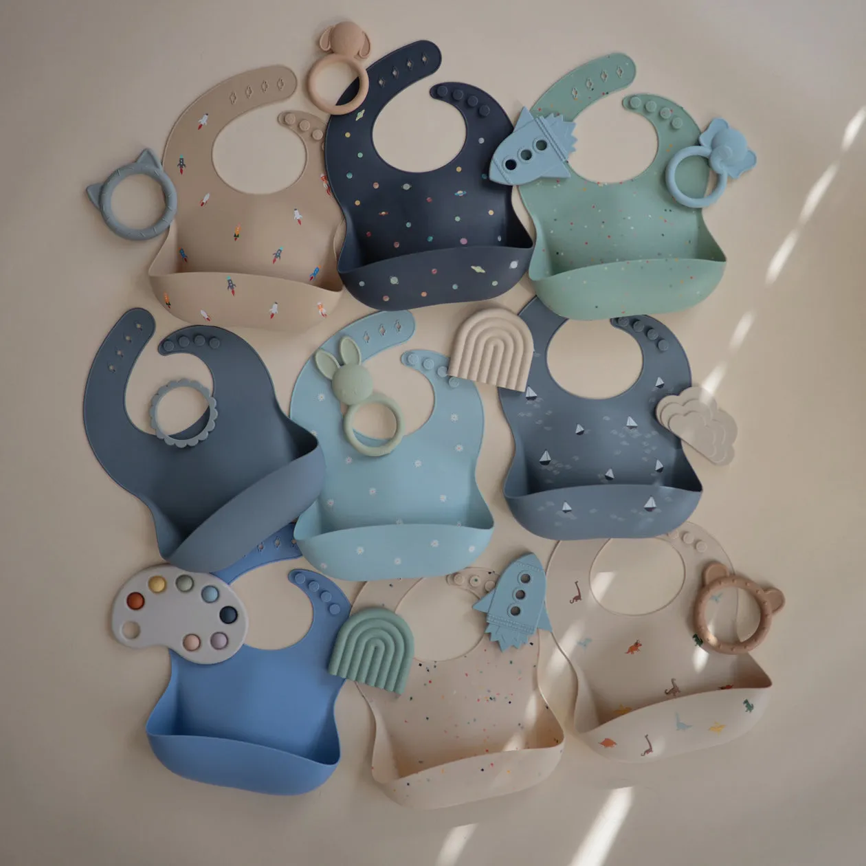 Mushie Silicone Bib - Retro Cars